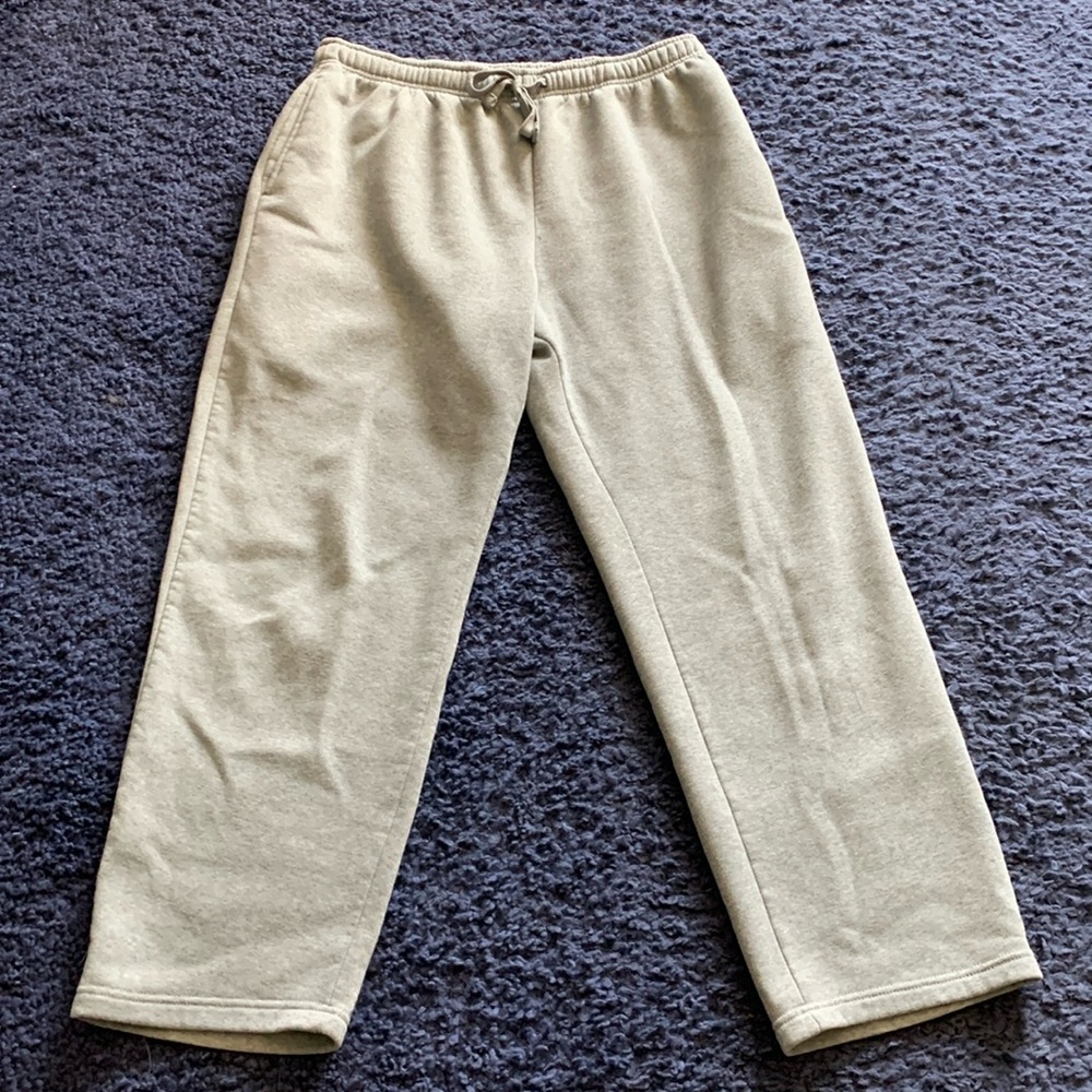 Used pants. Don’t wear them anymore , just want to get rid of them.